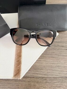 CHANEL Black Cat-Eye Sunglasses with Brown Gradient Lenses